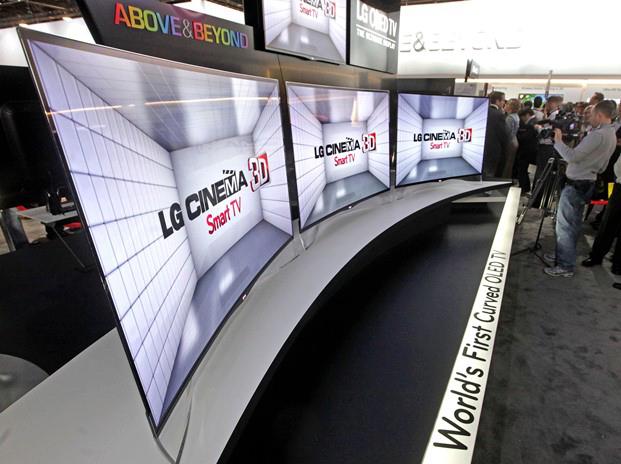 ครั้งแรกของโลกกับ OLED TV โค้งได้จาก LG ในงาน CES 2013